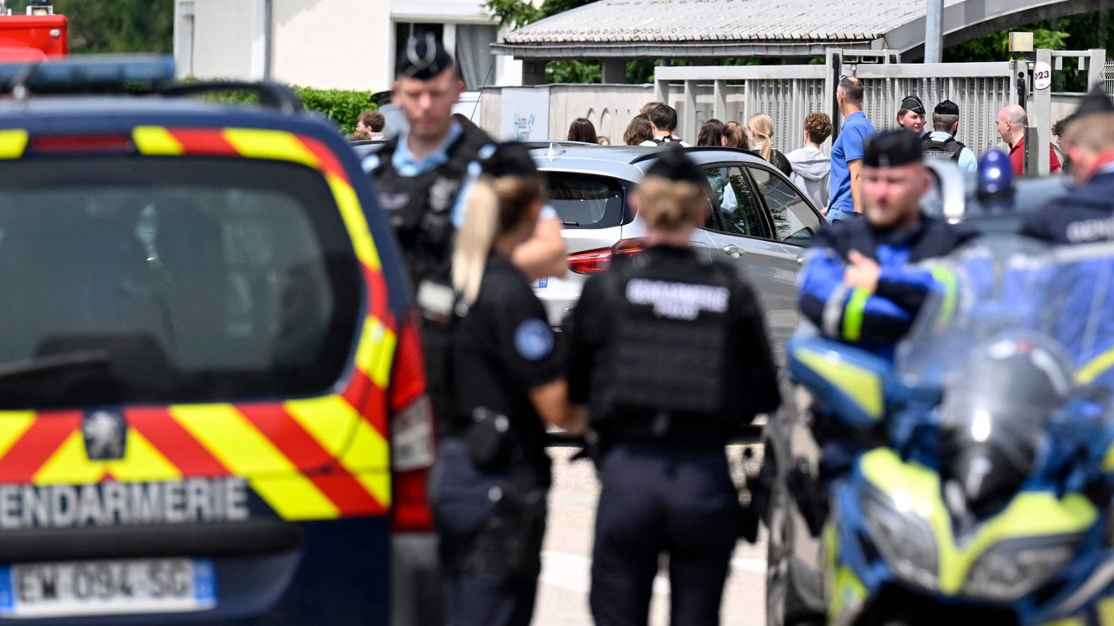 Schüler verlassen die Schule, während französische Gendarmen den Zugang zu einer Sekundarschule kontrollieren, nachdem eine Lehrer-Assistentin in Nogent, von einem Schüler mit einem Messer erstochen wurde.Foto: Jean-Christophe Verhaegen/AFP/dp/Jean-Christophe Verhaegen Schüler verlassen die Schule, während französische Gendarmen den Zugang zu einer Sekundarschule kontrollieren, nachdem eine Lehrer-Assistentin in Nogent, von einem Schüler mit einem Messer erstochen wurde.Foto: Jean-Christophe Verhaegen/AFP/dp/Jean-Christophe Verhaegen
