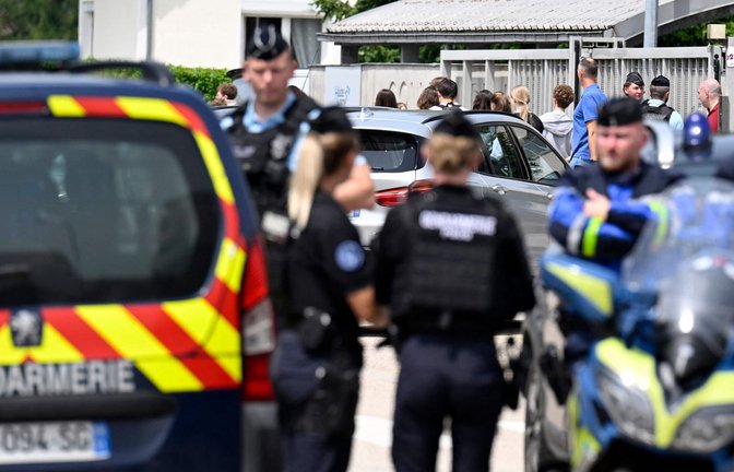 Schüler verlassen die Schule, während französische Gendarmen den Zugang zu einer Sekundarschule kontrollieren, nachdem eine  Lehrer-Assistentin in Nogent,  von einem  Schüler mit einem Messer erstochen wurde.<span class='image-autor'>Foto: Jean-Christophe Verhaegen/AFP/dp/Jean-Christophe Verhaegen</span>