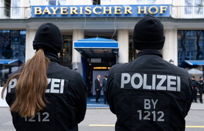 Polizisten stehen vor dem Beginn der Siko vor dem Tagungsort Hotel Bayerischer Hof.<span class='image-autor'>Foto: dpa/Sven Hoppe</span>