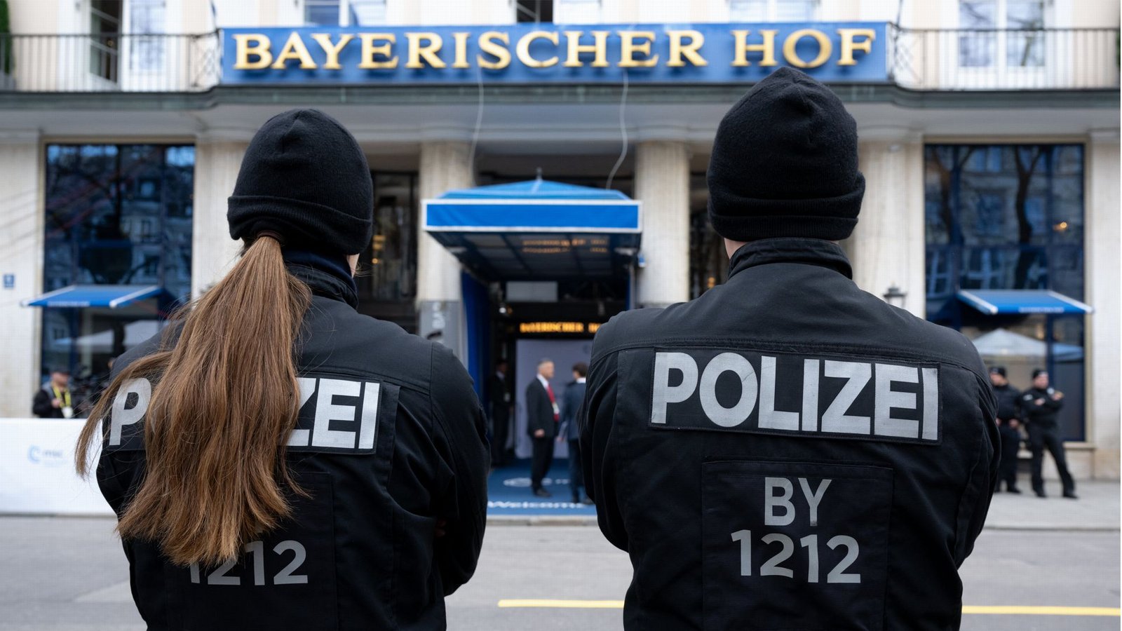 Polizisten stehen vor dem Beginn der Siko vor dem Tagungsort Hotel Bayerischer Hof.Foto: dpa/Sven Hoppe
