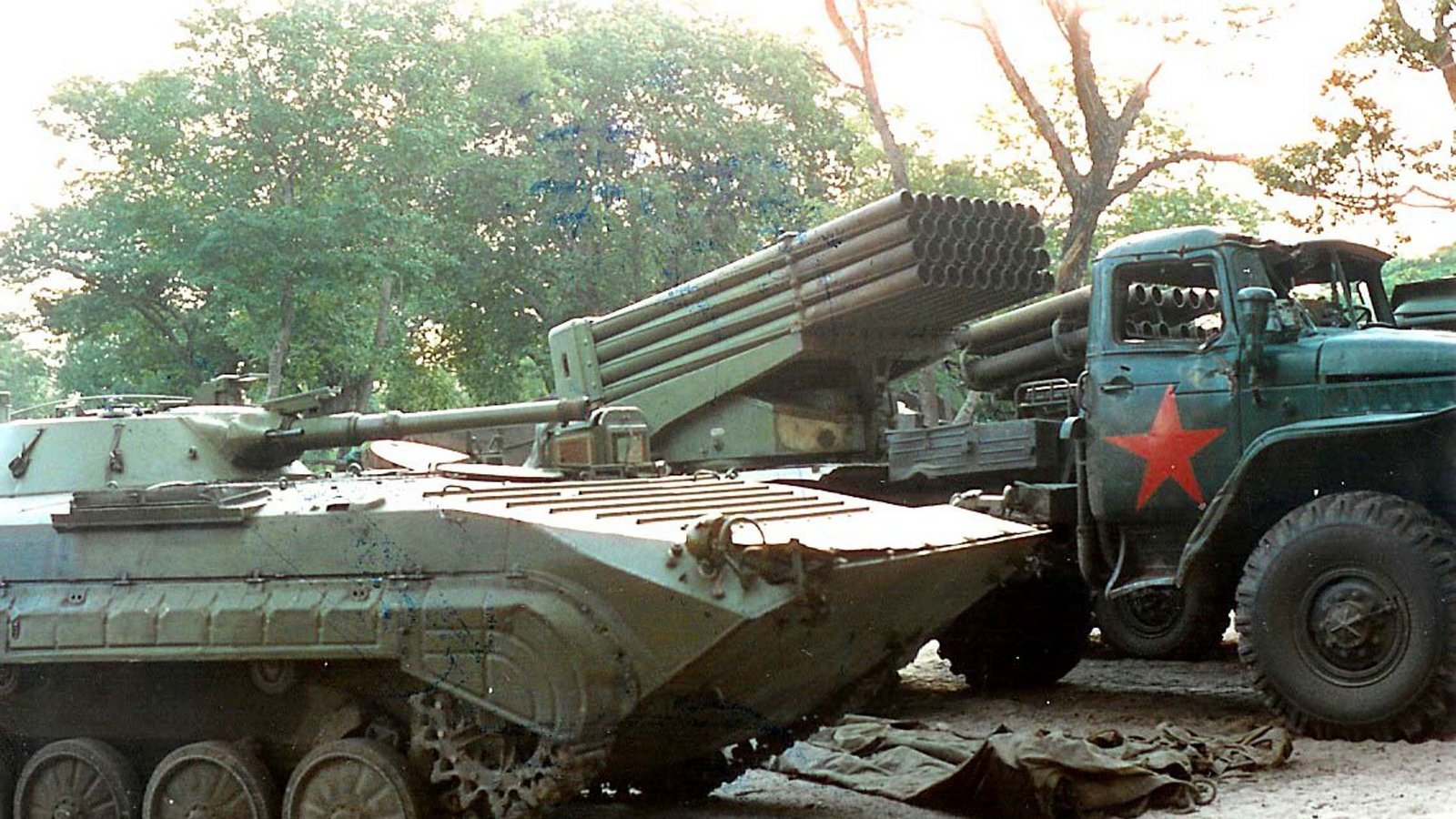 Sowjetisches Kriegsmaterial im Angola-Konflikt: Der Bürgerkrieg in Angola dauerte mit Unterbrechungen von 1975 bis 2002. Er begann 1975 unmittelbar vor Angolas Unabhängigkeit von der Kolonialmacht Portugal und nahm  den Charakter eines Stellvertreterkrieges zwischen dem Ostblock (einschließlich Kubas) und den Westmächten (einschließlich des Apartheidregimes in Südafrika) an.Foto: Wikipedia commons/Ernmuhl at lb.wikipedia/CC BY-SA 3.0