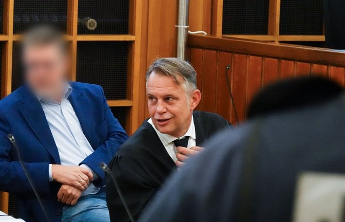Bürgermeister Klaus Schifferer (links) mit seinem Anwalt Kristian Frank.<span class='image-autor'>Foto: dpa/Anna Ross</span>