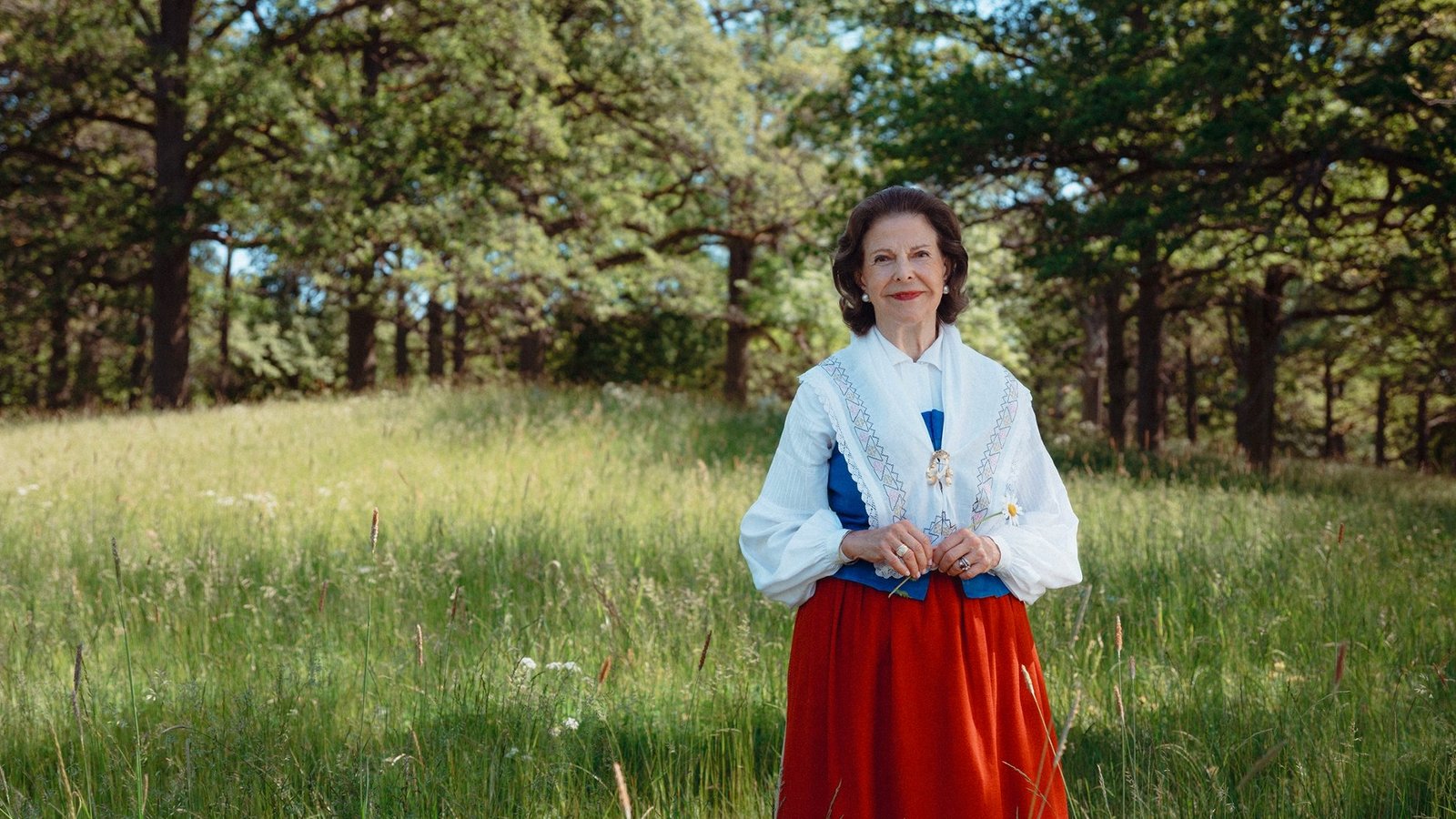 Am 19. Juni 2026 ist das Königspaar seit 50 Jahren verheiratet. Anlässlich des 50-jährigen Jubiläums der Königin als Gattin des Königs werden neue Fotos veröffentlicht, die im Schlosspark von Drottningholm aufgenommen wurden. Auf den Fotos trägt die Königin ihre Öland-Tracht.Foto: Therese Öhrvall/The Royal Court of Sweden Am 19. Juni 2026 ist das Königspaar seit 50 Jahren verheiratet. Anlässlich des 50-jährigen Jubiläums der Königin als Gattin des Königs werden neue Fotos veröffentlicht, die im Schlosspark von Drottningholm aufgenommen wurden. Auf den Fotos trägt die Königin ihre Öland-Tracht.Foto: Therese Öhrvall/The Royal Court of Sweden