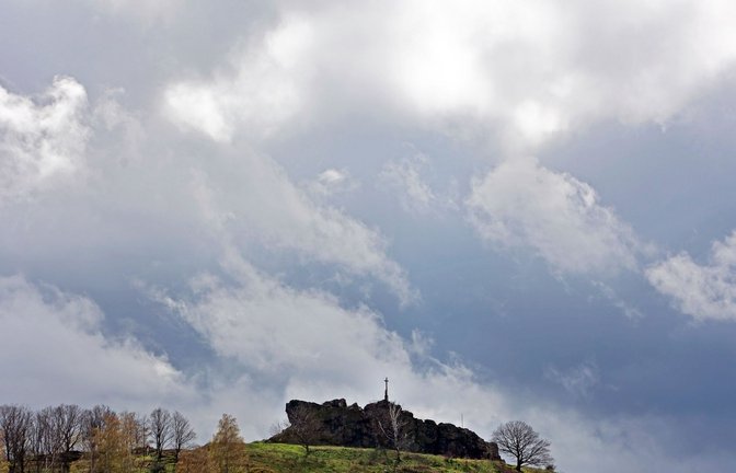 Dunkle Wolken ziehen über die Gegensteine im Harzvorland.<span class='image-autor'>Foto: Matthias Bein/dpa</span>