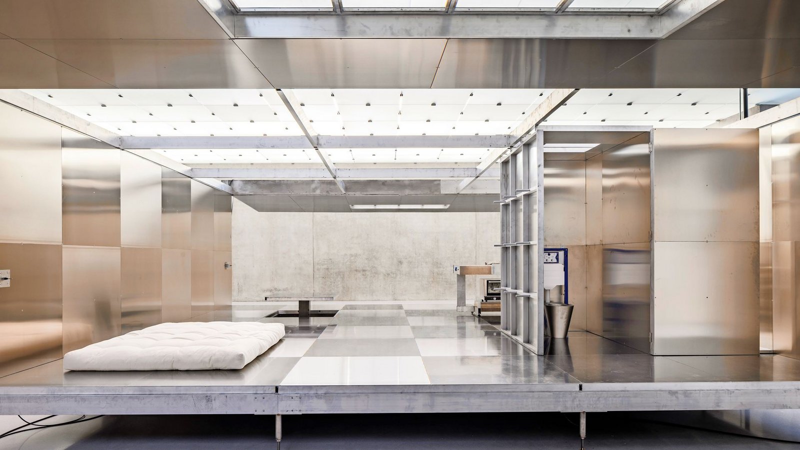 Anonyme Kunst: Der sterile Wohnraum darf benutzt werden – aber man sollte besser nicht aufs WC gehen.Foto: Kunsthaus Bregenz/Markus Tretter Anonyme Kunst: Der sterile Wohnraum darf benutzt werden – aber man sollte besser nicht aufs WC gehen.Foto: Kunsthaus Bregenz/Markus Tretter