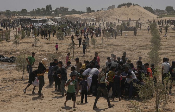 Deir al-Balah: Palästinenser beeilen sich, humanitäre Hilfspakete aus den Vereinigten Arabischen Emiraten einzusammeln, die im zentralen Gazastreifen mit Fallschirmen abgeworfen wurden.<span class='image-autor'>Foto: Abdel Kareem Hana/AP/dpa/Abdel Kareem Hana</span>