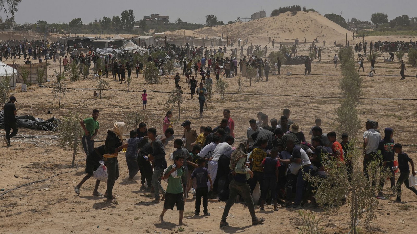 Deir al-Balah: Palästinenser beeilen sich, humanitäre Hilfspakete aus den Vereinigten Arabischen Emiraten einzusammeln, die im zentralen Gazastreifen mit Fallschirmen abgeworfen wurden.Foto: Abdel Kareem Hana/AP/dpa/Abdel Kareem Hana Deir al-Balah: Palästinenser beeilen sich, humanitäre Hilfspakete aus den Vereinigten Arabischen Emiraten einzusammeln, die im zentralen Gazastreifen mit Fallschirmen abgeworfen wurden.Foto: Abdel Kareem Hana/AP/dpa/Abdel Kareem Hana