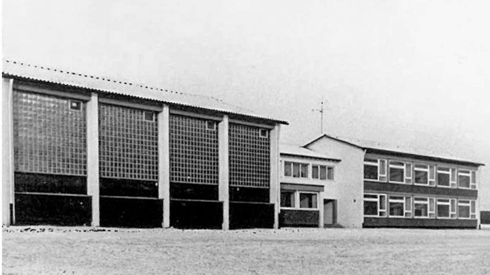 So sah die Mehrzweckhalle Ingerkingen mit der Verbindung zur Schule im Original aus, der gelungene erste Entwurf vom Büro Pfalzer und Schenk stammt aus dem Jahr 1964. Die schönen Glasbausteine fielen einem Umbau zum Opfer lange vor dem Entwurf von Atelier Kaiser Shen.Foto: Atelier Kaiser Shen So sah die Mehrzweckhalle Ingerkingen mit der Verbindung zur Schule im Original aus, der gelungene erste Entwurf vom Büro Pfalzer und Schenk stammt aus dem Jahr 1964. Die schönen Glasbausteine fielen einem Umbau zum Opfer lange vor dem Entwurf von Atelier Kaiser Shen.Foto: Atelier Kaiser Shen