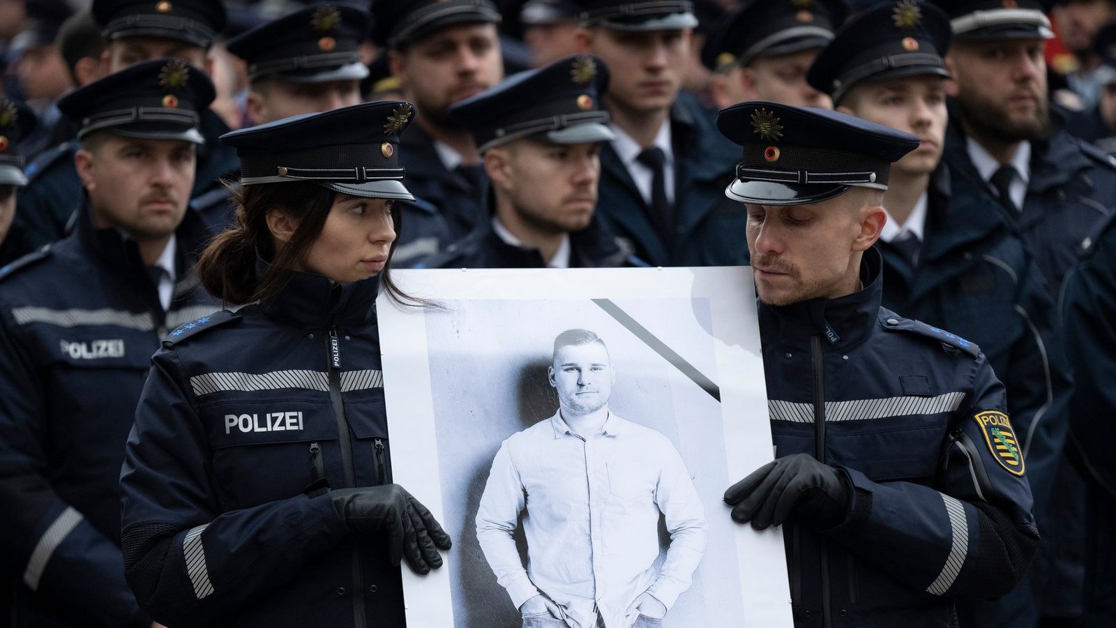 Bei einem Gedenkgottesdienst hatten Polizisten und Polizistinnen ihres getöteten Kollegen gedacht. (Archivbild)Foto: Sebastian Kahnert/dpa Bei einem Gedenkgottesdienst hatten Polizisten und Polizistinnen ihres getöteten Kollegen gedacht. (Archivbild)Foto: Sebastian Kahnert/dpa