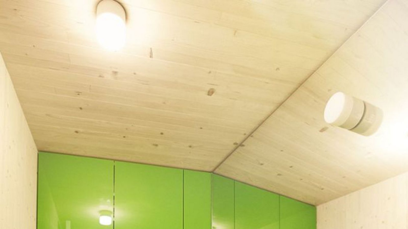 Starke Farben: Gästetoilette neben der Küche.Foto: Michael Schnabel