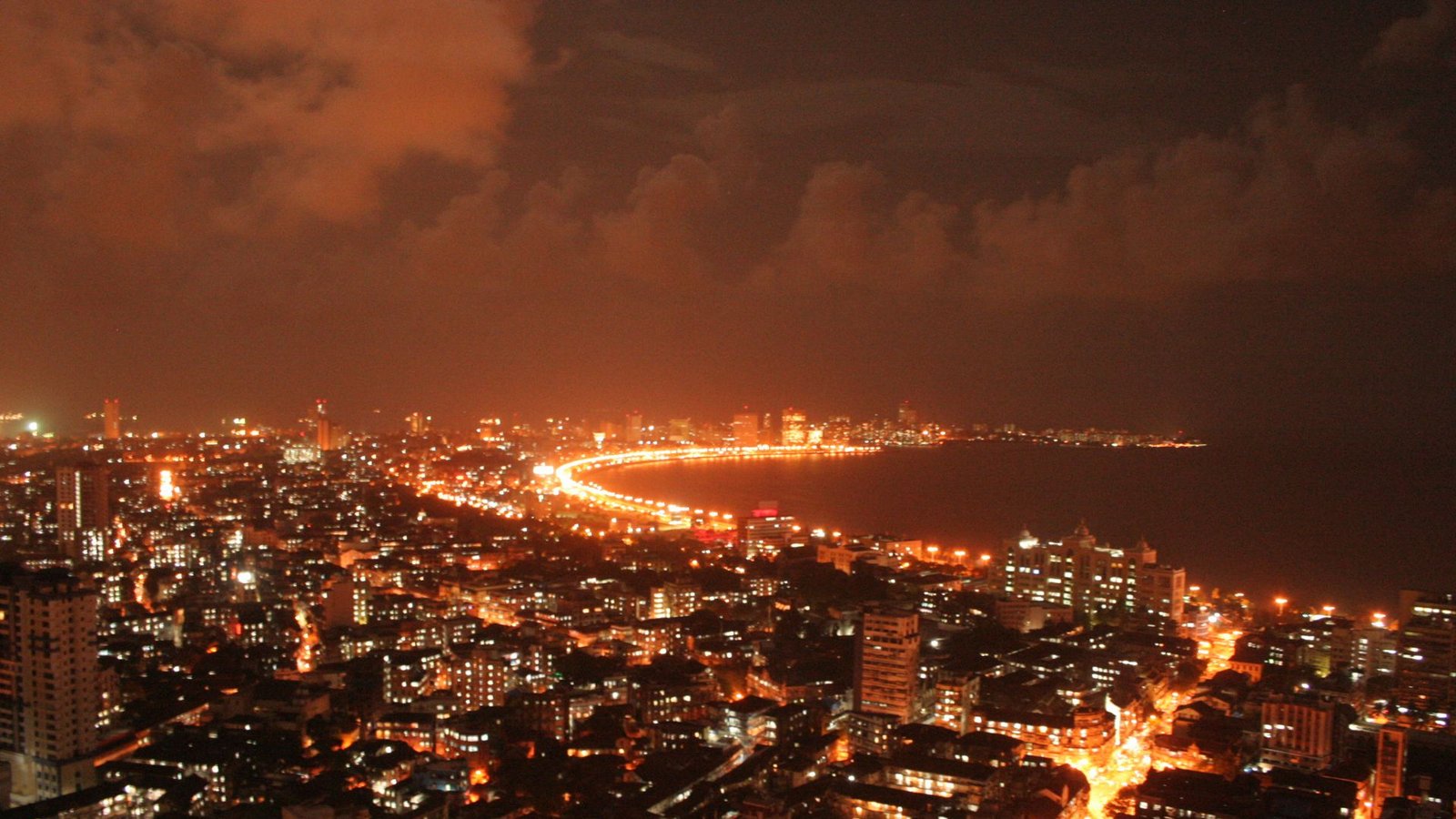 Neu-Dehli/Mumbai (Indien): Die Mega-City Mumbai (rund 22 Millionen Einwohner) ist wie die Hauptstadt Neu-Delhi (rund 19 Millionen Einwohner) stark erdbebengefährdet. In den letzten 20 Jahren gab es in Indien 1993 weitere Beben (Stärke 6,2) im Südwesten mit rund 30 000 Todesopfern und 2005 in Kaschmir (Stärke 7,6) mit fast 87 000 Toten.Foto: Wikipedia commons/Aam422/CC BY-SA 3.0 Neu-Dehli/Mumbai (Indien): Die Mega-City Mumbai (rund 22 Millionen Einwohner) ist wie die Hauptstadt Neu-Delhi (rund 19 Millionen Einwohner) stark erdbebengefährdet. In den letzten 20 Jahren gab es in Indien 1993 weitere Beben (Stärke 6,2) im Südwesten mit rund 30 000 Todesopfern und 2005 in Kaschmir (Stärke 7,6) mit fast 87 000 Toten.Foto: Wikipedia commons/Aam422/CC BY-SA 3.0