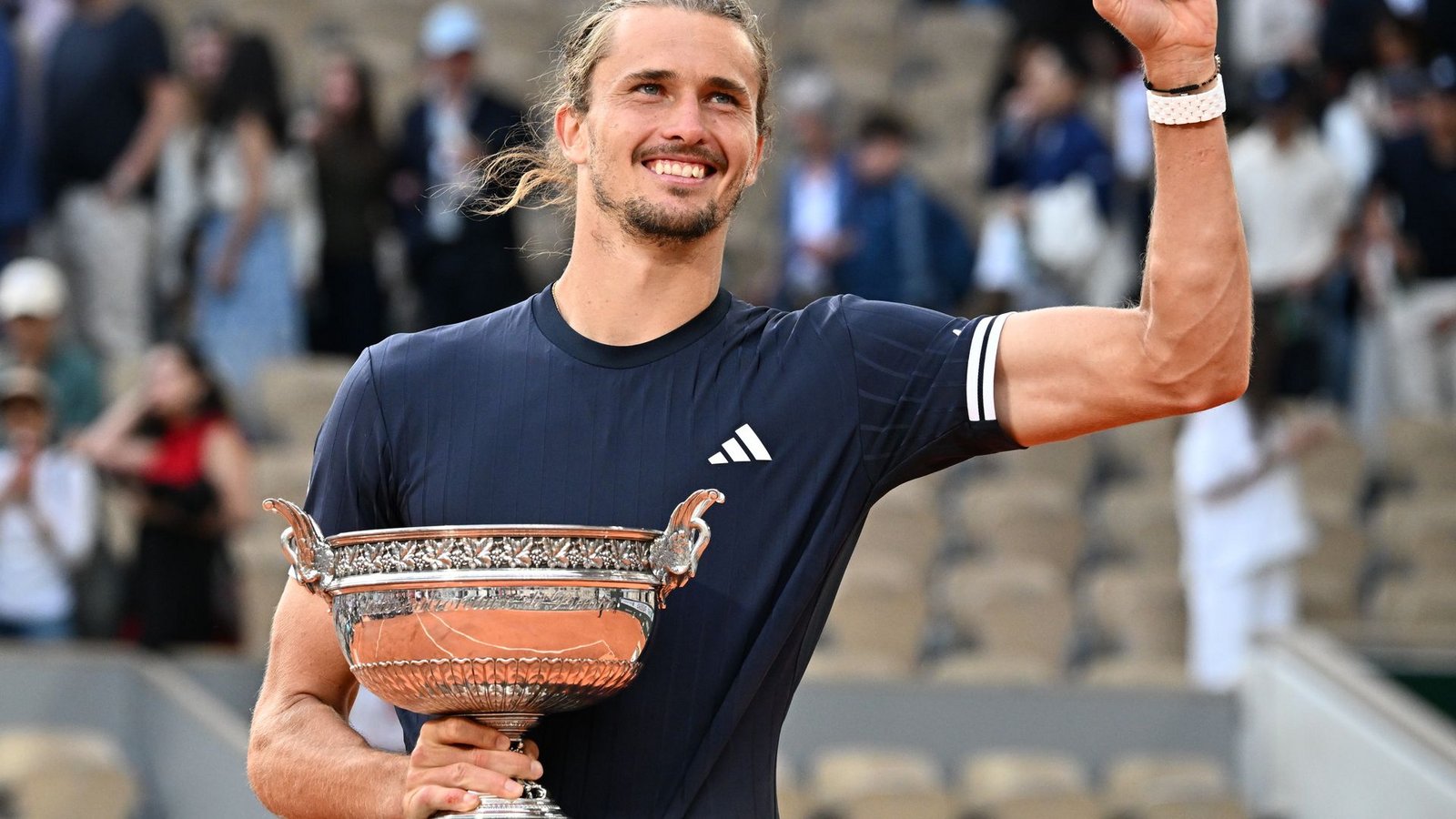 Alexander Zverev jubelt mit dem Pokal für den French-Open-Sieg in den HändenFoto: Emma Da Silva/AP/dpa Alexander Zverev jubelt mit dem Pokal für den French-Open-Sieg in den HändenFoto: Emma Da Silva/AP/dpa