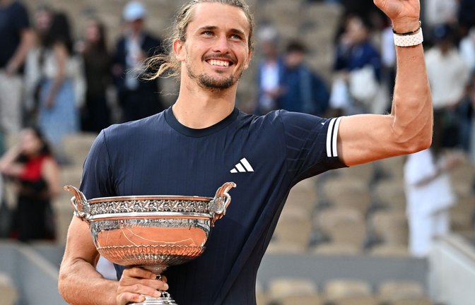 Alexander Zverev jubelt mit dem Pokal für den French-Open-Sieg in den Händen<span class='image-autor'>Foto: Emma Da Silva/AP/dpa</span>