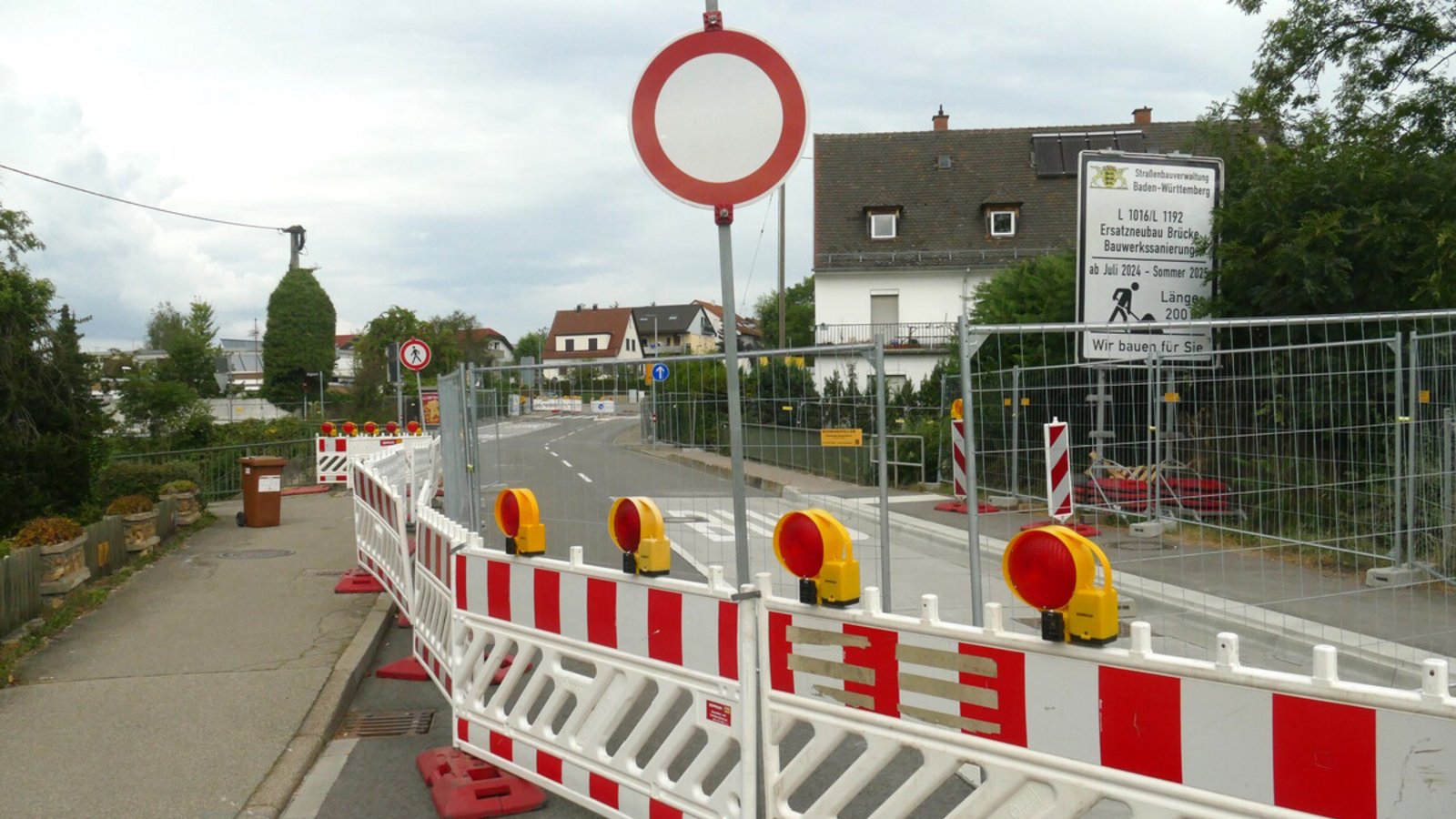 Die Plieninger sind verärgert: Wochenlang ist an der Brücke über die Mittlere Filderstraße nichts passiert. Auch die Abrissarbeiten haben noch gar nicht begonnen.Foto: Torsten Schöll Die Plieninger sind verärgert: Wochenlang ist an der Brücke über die Mittlere Filderstraße nichts passiert. Auch die Abrissarbeiten haben noch gar nicht begonnen.Foto: Torsten Schöll