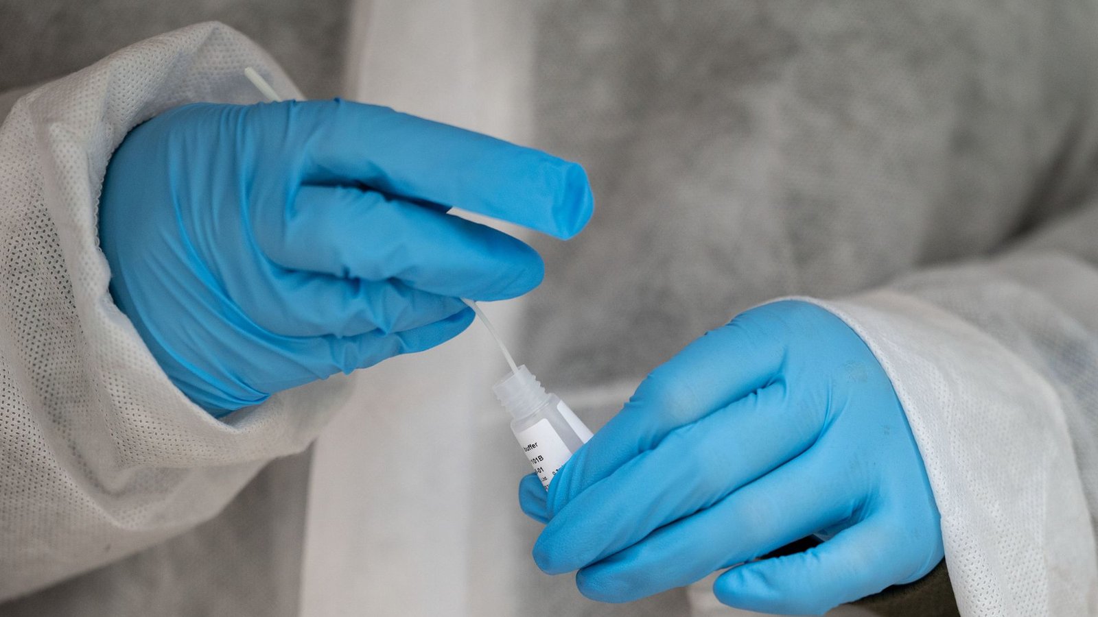 Manche infizieren sich mehrmals mit dem Coronavirus.Foto: dpa/Marijan Murat Manche infizieren sich mehrmals mit dem Coronavirus.Foto: dpa/Marijan Murat