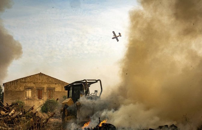 Löscharbeiten im Département Aude in Südfrankreich (Symbolbild) – inzwischen haben die Rauchschwaden die Balearen erreicht.<span class='image-autor'>Foto: Uncredited/Securite Civile/AP/dpa</span>