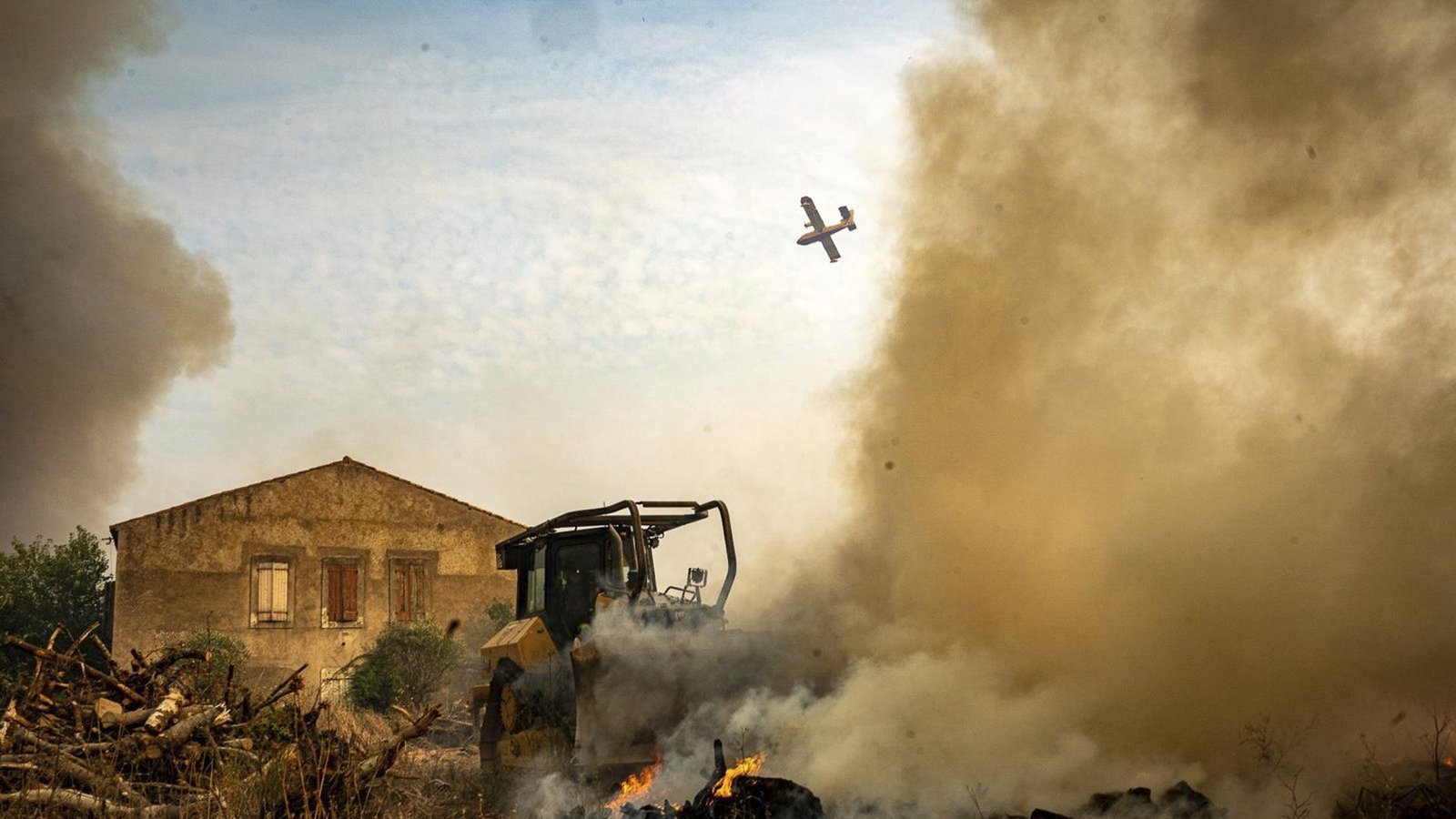 Löscharbeiten im Département Aude in Südfrankreich (Symbolbild) – inzwischen haben die Rauchschwaden die Balearen erreicht.Foto: Uncredited/Securite Civile/AP/dpa