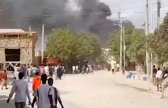Rauch steigt nach der Explosion über Beledweyne auf (Videostandbild vom 23.09.2023).<span class='image-autor'>Foto: Uncredited/AP</span>