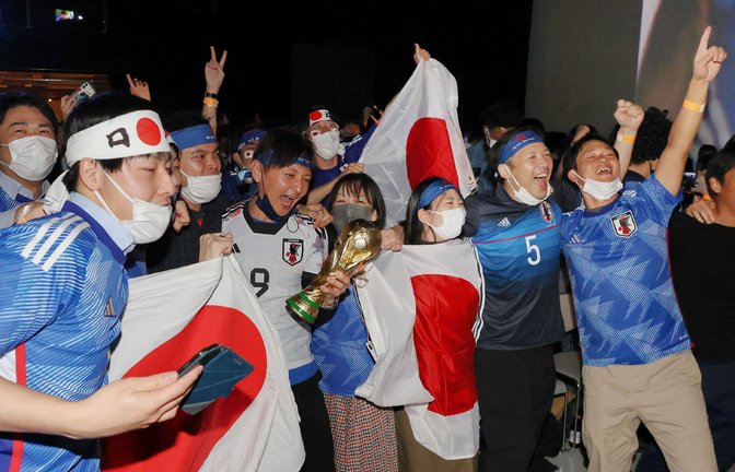 Grenzenloser Jubel bei den japanischen Fußballfans<span class='image-autor'>Foto: AFP/STR</span>