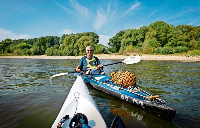 Auf seiner letzten Etappe lässt sich der Solopaddler Achim Zweygarth von einem Rennkanuten fotografieren.

Foto: privat/<span class='image-autor'>Foto: &nbsp;</span>