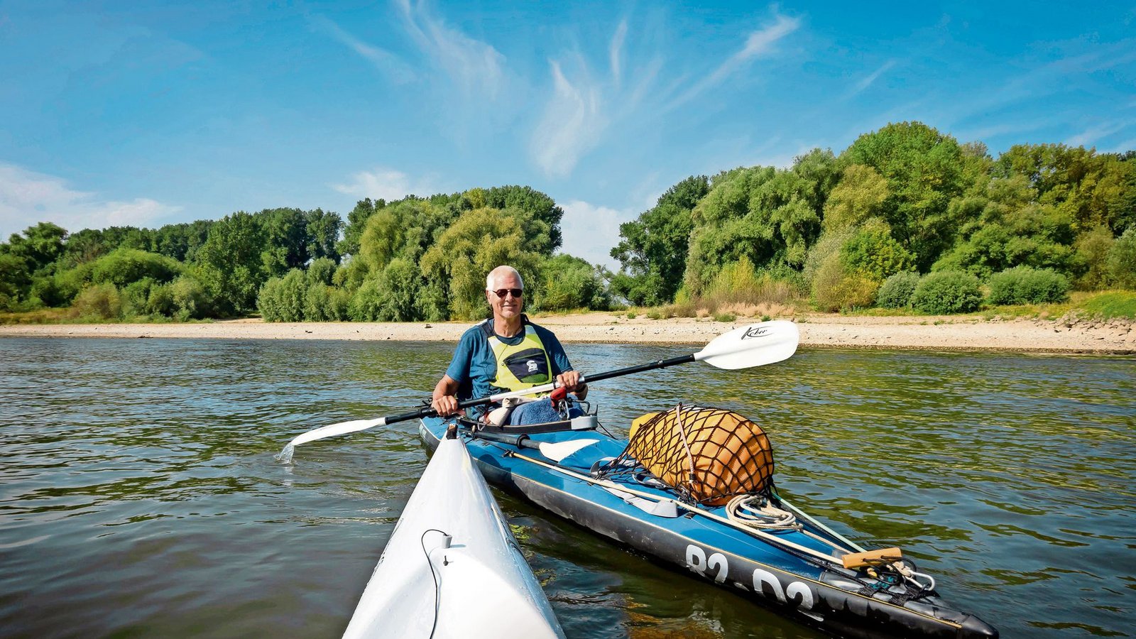 Auf seiner letzten Etappe lässt sich der Solopaddler Achim Zweygarth von einem Rennkanuten fotografieren.

Foto: privat/Foto: &nbsp;