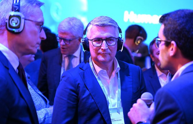 O2-Chef Santiago Argelich Hesse (Mitte) bei einer Vorführung beim MWC an der Seite von Bundesdigitalminister Karsten Wildberger (links).<span class='image-autor'>Foto: Wolf von Dewitz/dpa</span>