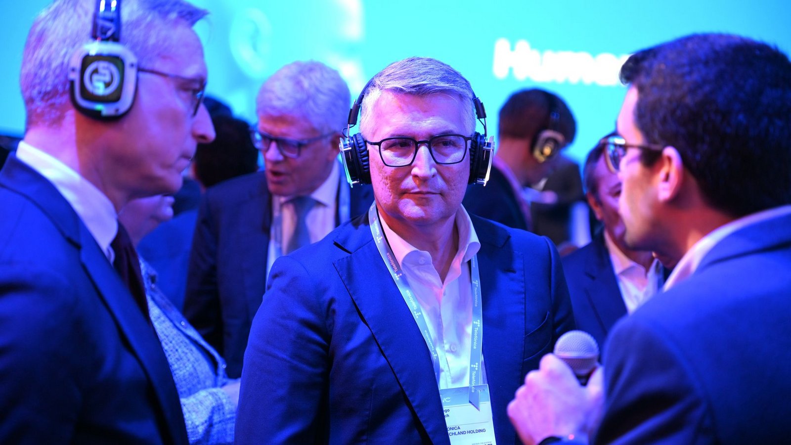 O2-Chef Santiago Argelich Hesse (Mitte) bei einer Vorführung beim MWC an der Seite von Bundesdigitalminister Karsten Wildberger (links).Foto: Wolf von Dewitz/dpa