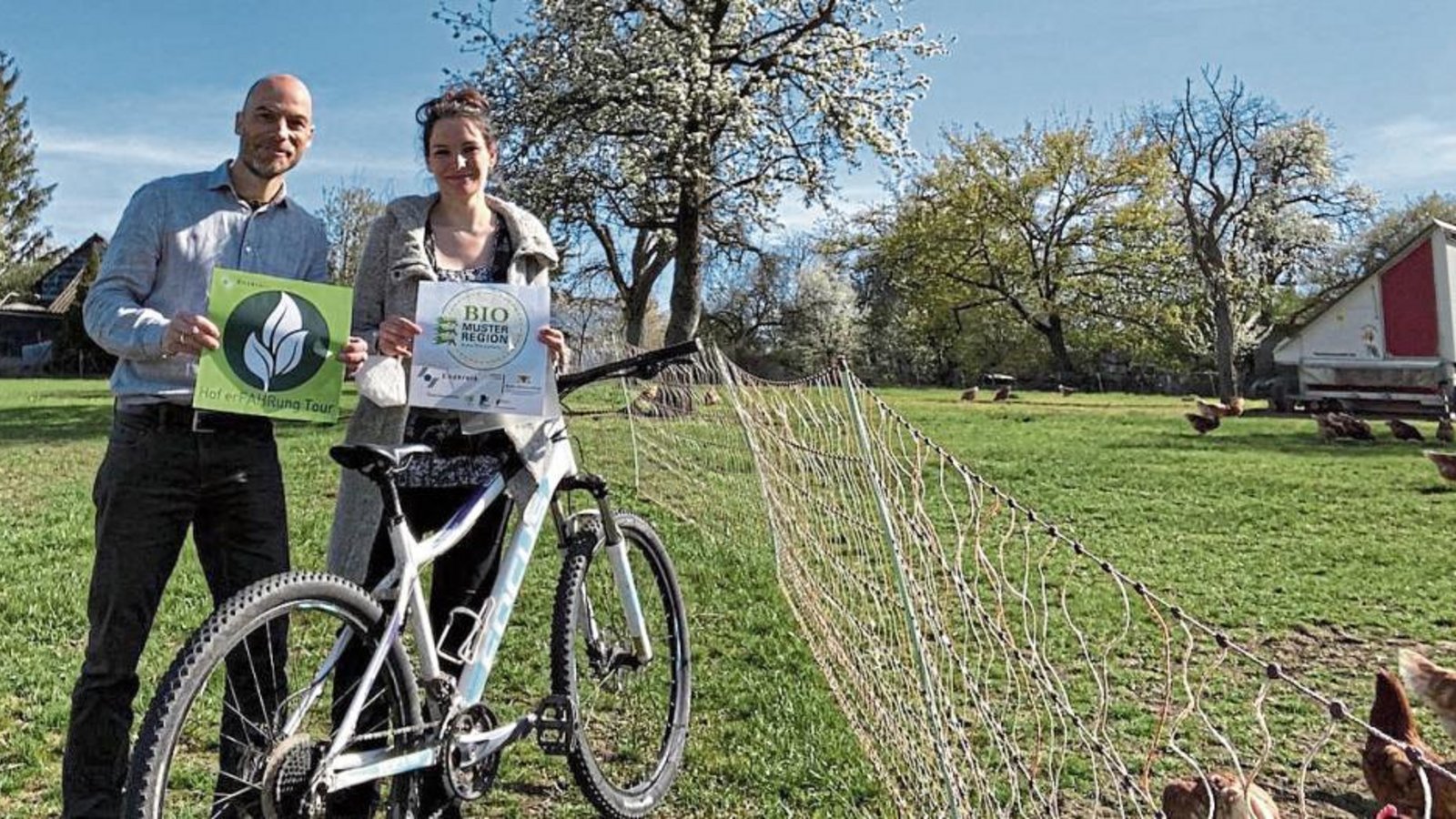 Marion Mack und Jochen Enke freuen sich über die neue Hof-Erfahrungstour, bei der Radfans zehn Bauernhöfe erkunden und gleich regional einkaufen können. Foto: LE Marion Mack und Jochen Enke freuen sich über die neue Hof-Erfahrungstour, bei der Radfans zehn Bauernhöfe erkunden und gleich regional einkaufen können. Foto: LE