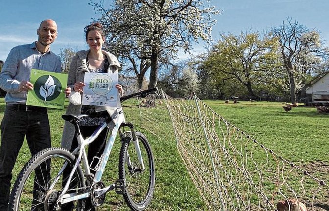 Marion Mack und Jochen Enke freuen sich über die neue Hof-Erfahrungstour, bei der Radfans zehn Bauernhöfe erkunden und gleich regional einkaufen können.  Foto: LE