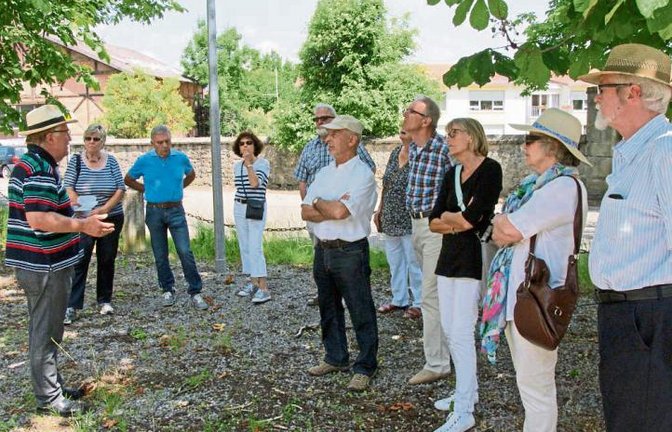 Ernst Kranich führt die Ehemaligen in die Hochdorfer Vergangenheit.  Foto: p