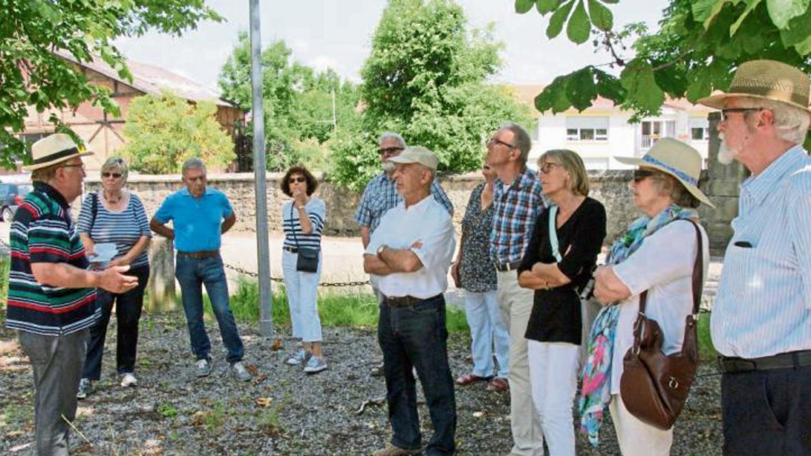 Ernst Kranich führt die Ehemaligen in die Hochdorfer Vergangenheit. Foto: p Ernst Kranich führt die Ehemaligen in die Hochdorfer Vergangenheit. Foto: p