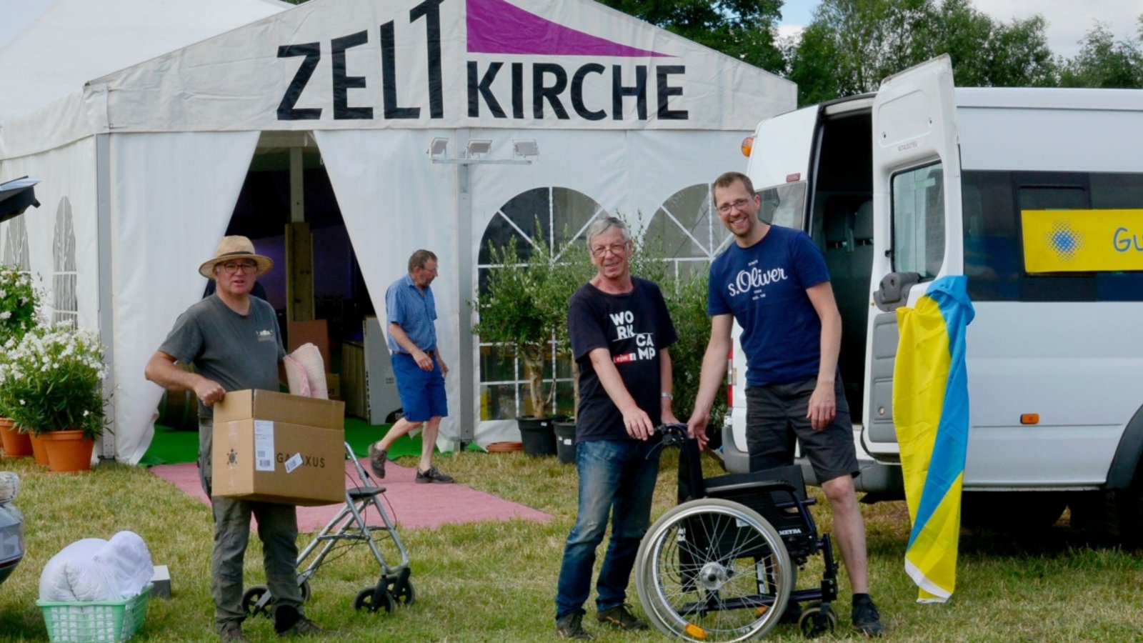 Reinhard Baumgärtner und Ulrich Hirsch von der Hohenhaslacher Zeltkirche und Johannes Seip von der Liebenzeller Mission (von links) beim Beladen des Hilfstransportes. Foto: p Reinhard Baumgärtner und Ulrich Hirsch von der Hohenhaslacher Zeltkirche und Johannes Seip von der Liebenzeller Mission (von links) beim Beladen des Hilfstransportes. Foto: p