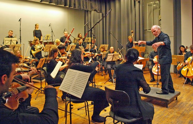 Unter künstlerischer Leitung von Peter Wallinger gestaltet die Kammersinfonie mit großer Spielfreude einen wunderbaren Konzertabend.  <span class='image-autor'>Foto: Filitz</span>