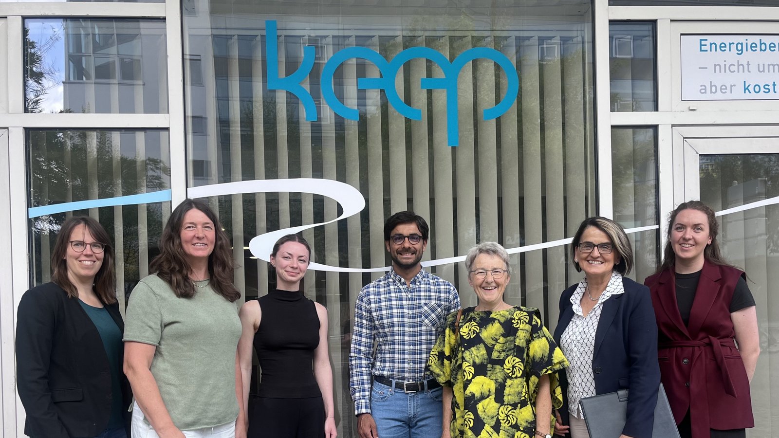 Das Team der keep mit Klimakoordinator Fawad Mehmood, Geschäftsführerin Edith Marqués Berger (Zweite von rechts) und Stefanie Seemann (Dritte von rechts) nach dem Austausch zum Klimaschutz vor der keep. Foto: Brakert Das Team der keep mit Klimakoordinator Fawad Mehmood, Geschäftsführerin Edith Marqués Berger (Zweite von rechts) und Stefanie Seemann (Dritte von rechts) nach dem Austausch zum Klimaschutz vor der keep. Foto: Brakert