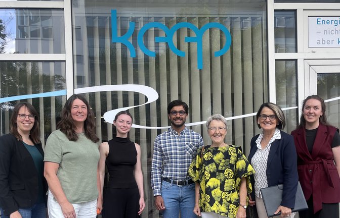 Das Team der keep mit Klimakoordinator Fawad Mehmood, Geschäftsführerin Edith Marqués Berger (Zweite von rechts) und Stefanie Seemann (Dritte von rechts) nach dem Austausch zum Klimaschutz vor der keep.  <span class='image-autor'>Foto: Brakert</span>