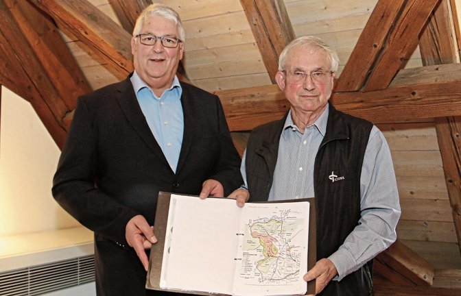 Der Nussdorfer Ortshistoriker Friedrich Schurr (rechts) und Eberdingens Bürgermeister Peter Schäfer mit dem Manuskript des noch im Druck befindlichen Buches zum Nussdorfer Kreuzbachtal. Foto: Rieger