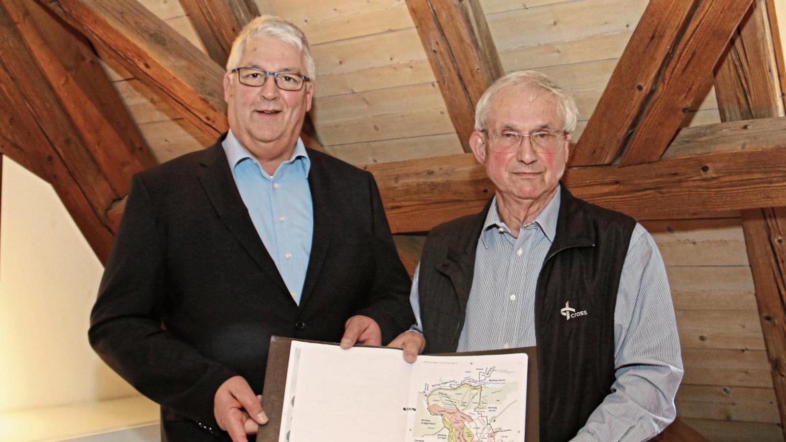 Der Nussdorfer Ortshistoriker Friedrich Schurr (rechts) und Eberdingens Bürgermeister Peter Schäfer mit dem Manuskript des noch im Druck befindlichen Buches zum Nussdorfer Kreuzbachtal. Foto: Rieger