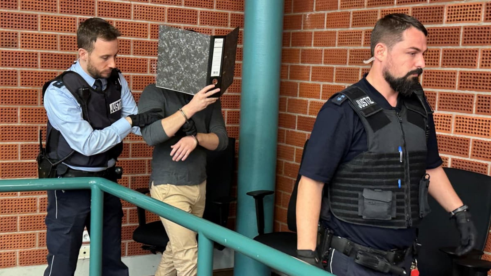 Der falsche Schönheitsarzt wird in Konstanz vor den Richter geführt. Sein Gesicht versteckt er vor den Kameras der Journalisten hinter einem Aktenordner.Cornelia Spitz Der falsche Schönheitsarzt wird in Konstanz vor den Richter geführt. Sein Gesicht versteckt er vor den Kameras der Journalisten hinter einem Aktenordner.Cornelia Spitz