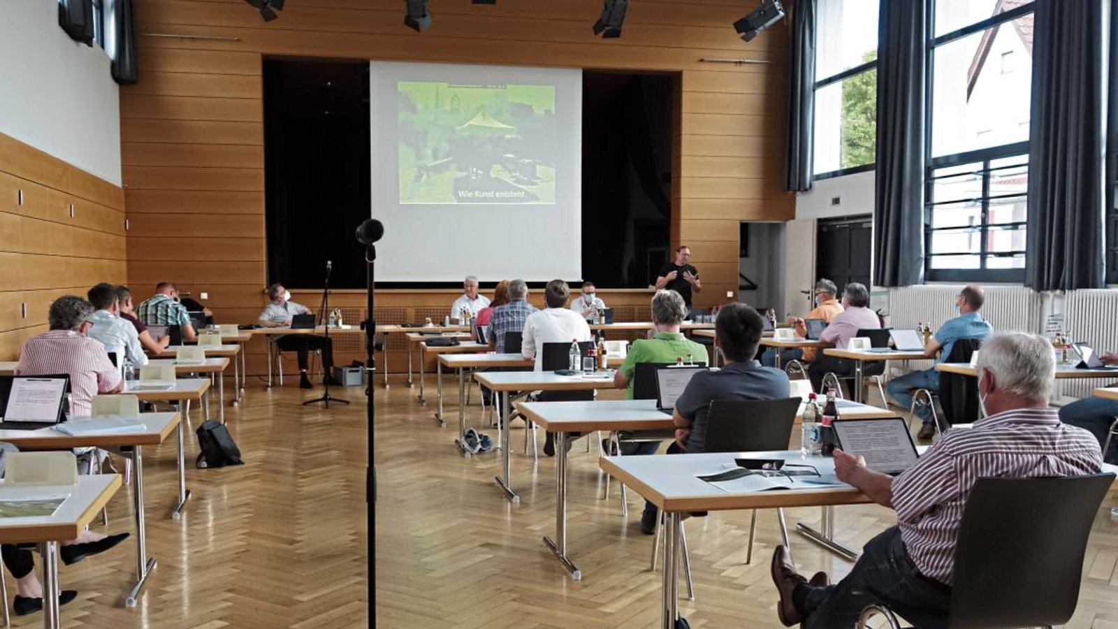Frieder Weigand (vorne rechts) stellt dem Gemeinderat in der Eberdinger Gemeindehalle das Konzept des Bildhauersymposiums vor. Foto: Rücker Frieder Weigand (vorne rechts) stellt dem Gemeinderat in der Eberdinger Gemeindehalle das Konzept des Bildhauersymposiums vor. Foto: Rücker