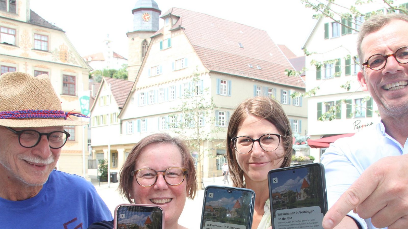 Vaihingen stellt sich mit der „Zeigmal“-App im Tourismus digitaler auf. Darüber freuen sich (von links) Stadtführer Eberhard Steinhilber, Stadtarchivarin Andrea Majer, Sarah Böhmler (Projektleitung Tourismus und Marketing) und Oberbürgermeister Uwe Skrzyp