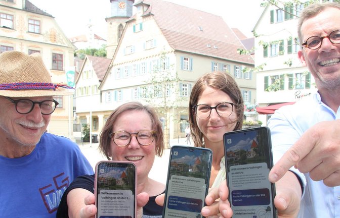 Vaihingen stellt sich mit der „Zeigmal“-App im Tourismus digitaler auf. Darüber freuen sich (von links) Stadtführer Eberhard Steinhilber, Stadtarchivarin Andrea Majer, Sarah Böhmler (Projektleitung Tourismus und Marketing) und Oberbürgermeister Uwe Skrzyp