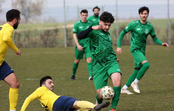 Lomersheims Daniel Jimenez Cano (am Boden) versucht, den Angriff zu unterbinden, aber Kerem Cetin und Hochdorf eilen zum Sieg. <span class='image-autor'>Foto: Küppers</span>