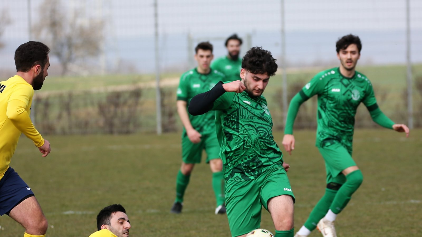 Lomersheims Daniel Jimenez Cano (am Boden) versucht, den Angriff zu unterbinden, aber Kerem Cetin und Hochdorf eilen zum Sieg. Foto: Küppers