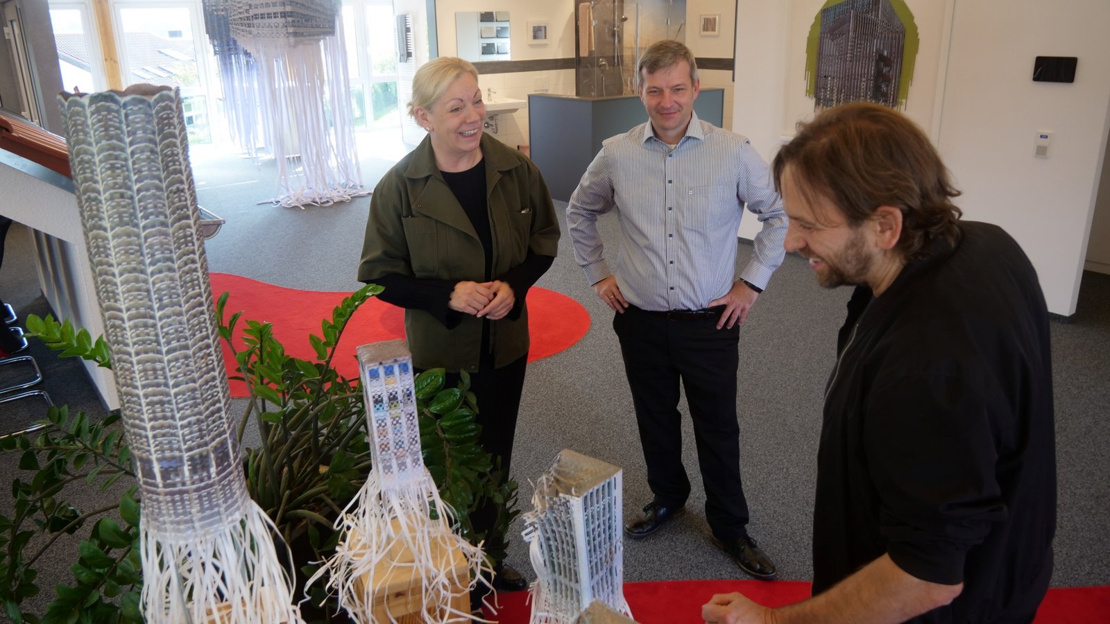 Architektur und Kunst bei der Wohnbau Oberriexingen: Kuratorin Regina M. Fischer, WO-Geschäftsführer Kim Hasenhündl und Künstler Marc Dittrich (von links) freuen sich auf viele Besucher am Sonntag. Foto: Friedrich Architektur und Kunst bei der Wohnbau Oberriexingen: Kuratorin Regina M. Fischer, WO-Geschäftsführer Kim Hasenhündl und Künstler Marc Dittrich (von links) freuen sich auf viele Besucher am Sonntag. Foto: Friedrich
