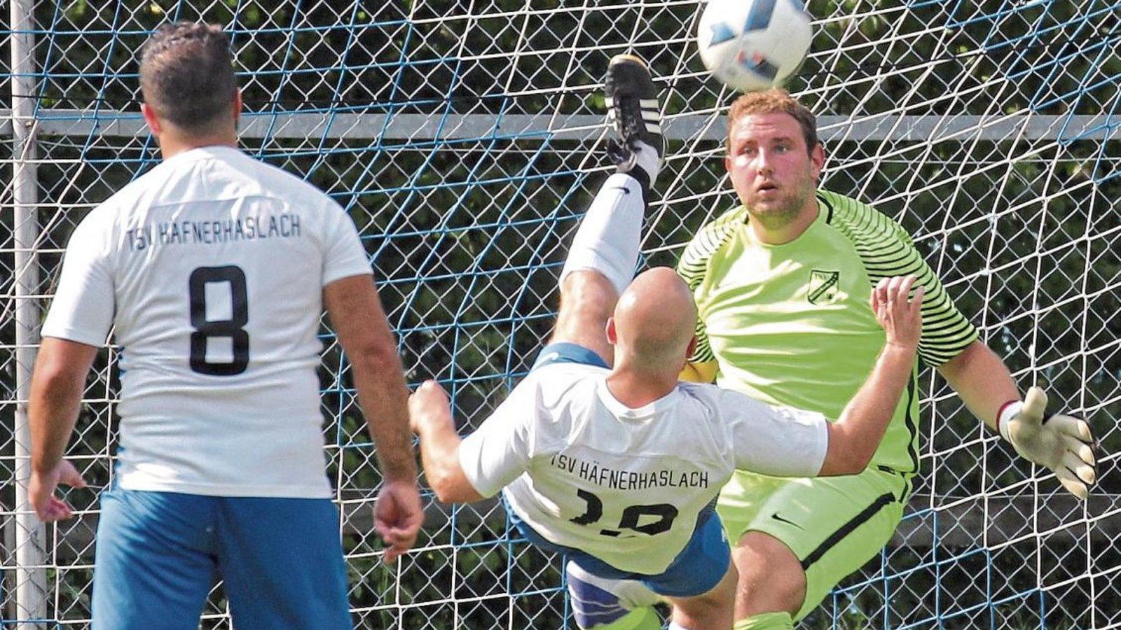 Brenzlig wurde es vor dem Tor des TSV Häfnerhaslach immer wieder – hier rettet Marcel Scholz per Fallrückzieher vor Torwart Maximilian Stuber. Das einzige Tor des Tages fiel auf der anderen Seite, als Maik Kheim schon in der 24. Minute zum 1:0-Endstand ei Brenzlig wurde es vor dem Tor des TSV Häfnerhaslach immer wieder – hier rettet Marcel Scholz per Fallrückzieher vor Torwart Maximilian Stuber. Das einzige Tor des Tages fiel auf der anderen Seite, als Maik Kheim schon in der 24. Minute zum 1:0-Endstand ei