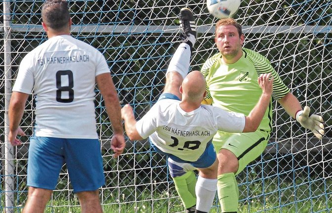 Brenzlig wurde es vor dem Tor des TSV Häfnerhaslach immer wieder – hier rettet Marcel Scholz per Fallrückzieher vor Torwart Maximilian Stuber. Das einzige Tor des Tages fiel auf der anderen Seite, als Maik Kheim schon in der 24. Minute zum 1:0-Endstand ei