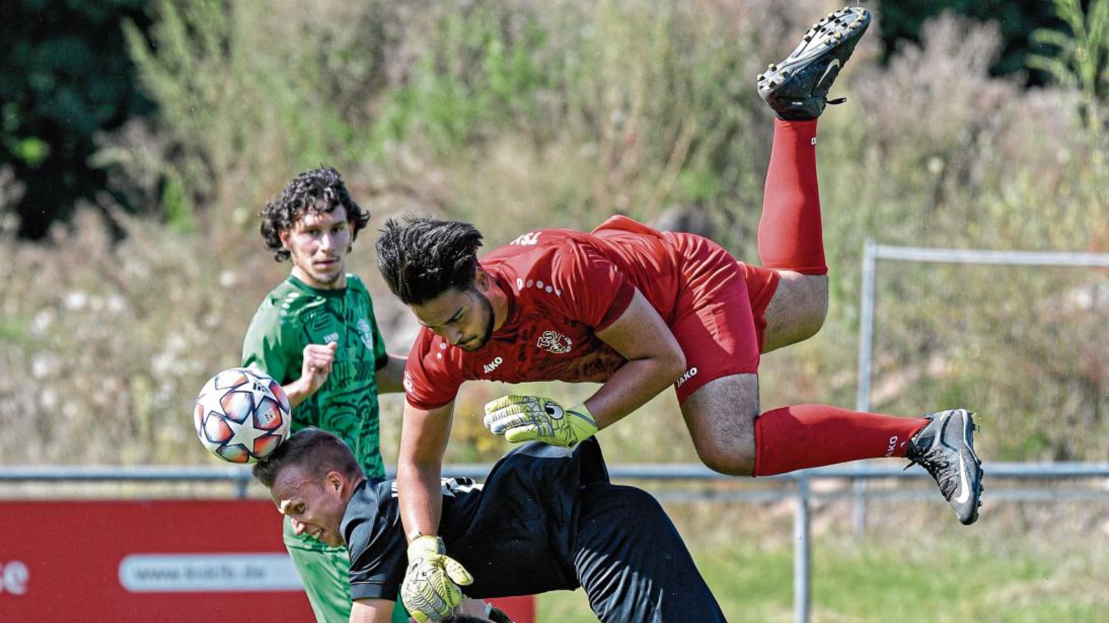 In Vaihingen klärt Gästekeeper Kaan Acar (in Rot) mit der Faust vor Nico Müller (Mitte) und Michele Luca Garofano (am Boden). Foto: Leitner
