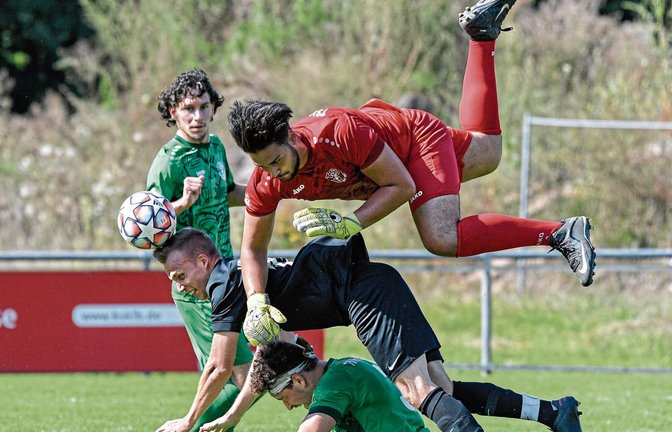 In Vaihingen klärt Gästekeeper Kaan Acar (in Rot) mit der Faust vor Nico Müller (Mitte) und Michele Luca Garofano (am Boden). Foto: Leitner
