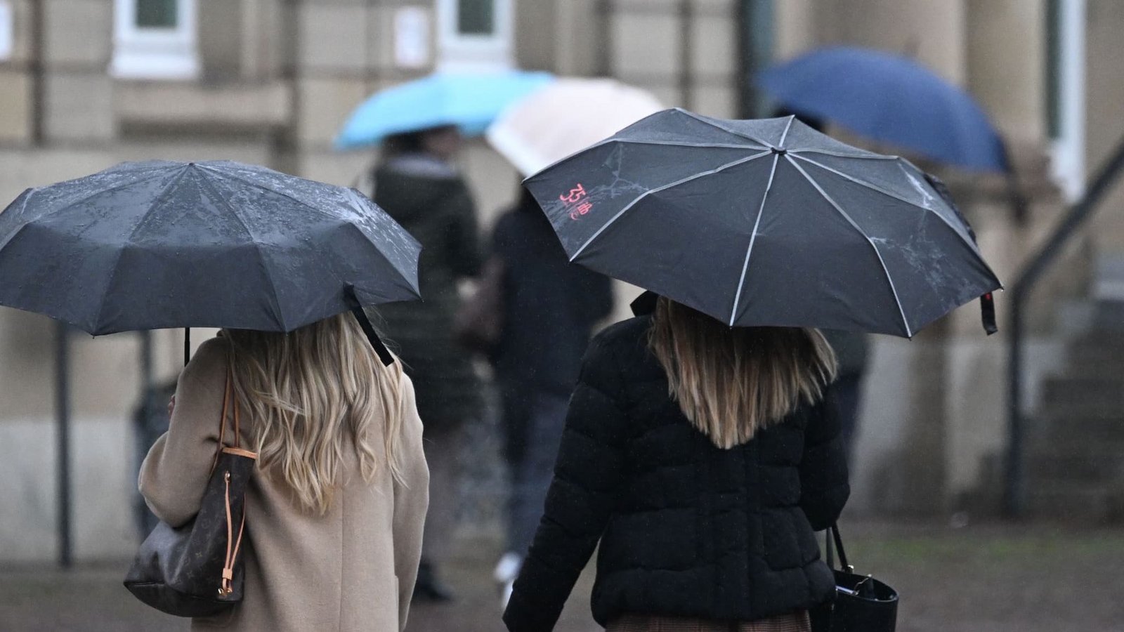 Passanten mit Regenschirmen laufen über den Schlossplatz. Der Deutsche Wetterdienst warnt vor Dauerregen: Bis Donnerstag könnten örtlich bis zu 100 Liter pro Quadratmeter fallen. (zu dpa: «Am Sonntag wird es im Südwesten regnerisch und kühl»)Bernd Weißbrod/dpa Passanten mit Regenschirmen laufen über den Schlossplatz. Der Deutsche Wetterdienst warnt vor Dauerregen: Bis Donnerstag könnten örtlich bis zu 100 Liter pro Quadratmeter fallen. (zu dpa: «Am Sonntag wird es im Südwesten regnerisch und kühl»)Bernd Weißbrod/dpa