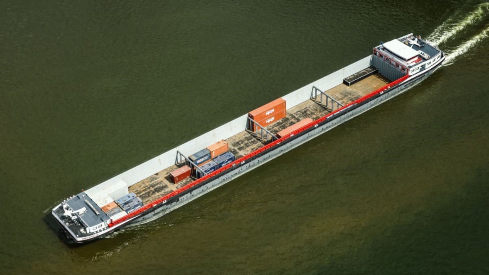 Ein Containerschiff fährt bei Niedrigwasser mit geringer Ladung über den Rhein.Oliver Berg/dpa